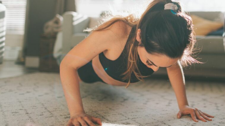 15-Minute Abs and Butt Workout You Can Easily Do at Home